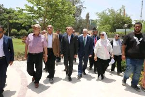 مستشار رئيس الجمهورية ومحافظ القاهرة يتفقدان أعمال التطوير بحديقة الأزبكية