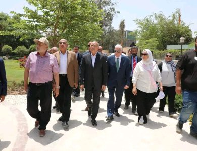 مستشار رئيس الجمهورية ومحافظ القاهرة يتفقدان أعمال التطوير بحديقة الأزبكية