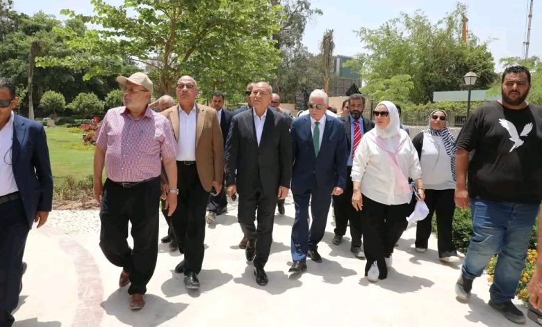 مستشار رئيس الجمهورية ومحافظ القاهرة يتفقدان أعمال التطوير بحديقة الأزبكية
