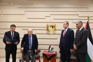 الرئيس الفلسطيني يمنح المؤلف الموسيقي "طه العجيل" وسام الثقافة والعلوم والفنون