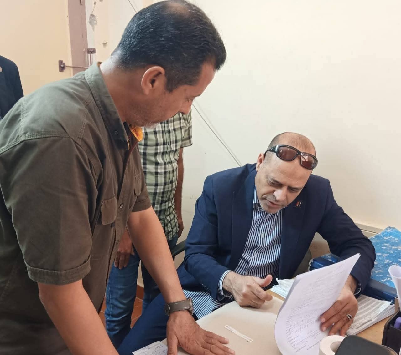 وزير العمل يوجه بغلق مكتب العلمين أثناء زيارتة المفاجئة لمكتب العمل بها