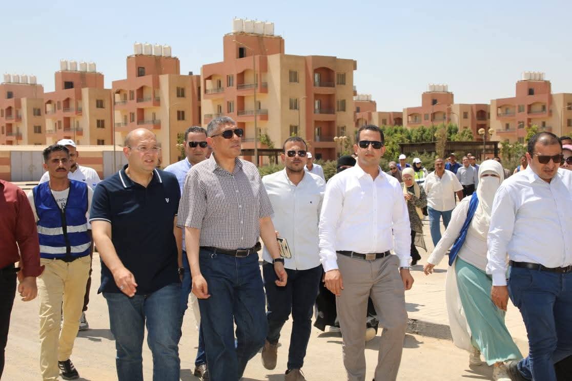 محافظ الجيزة يتفقد مشروع إسكان “الديسمي” لتسكين ٢٥٦ أسرة من متضرري السيول بمركز الصف