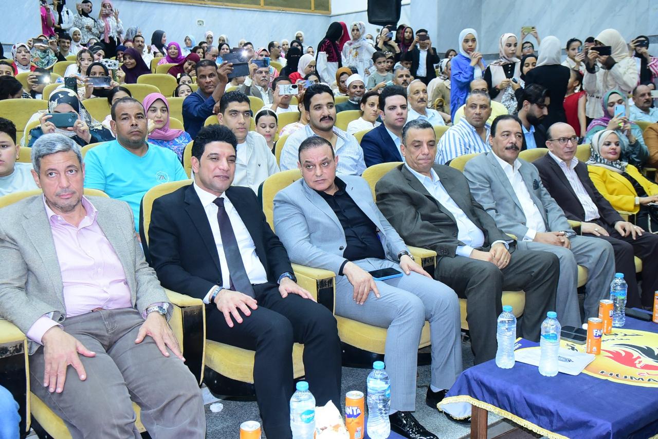 بحضور نائب محافظ سوهاج حماة الوطن بسوهاج يكرم أوائل الشهادة الإعدادية. 
