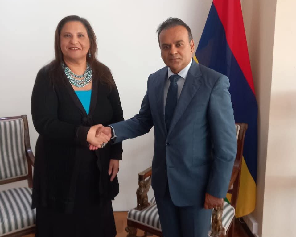 السفيرة المصرية في موريشيوس تلتقي بوزير الخارجية والتكامل الإقليمي