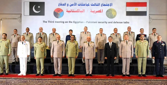 القائد العام للقوات المسلحة  المصري،يعقد لقاء مع الفريق أول رئيس هيئة الأركان المشتركة الباكستانية،