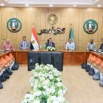 محافظ المنوفية يواصل لقاءاته الإنسانية: دعم مالي وعيني لـ 40 حالة مستحقة بقيمة 300 ألف جنيه