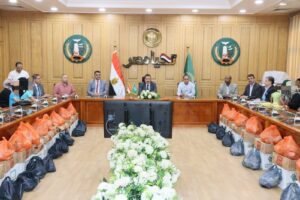 محافظ المنوفية يواصل لقاءاته الإنسانية: دعم مالي وعيني لـ 40 حالة مستحقة بقيمة 300 ألف جنيه