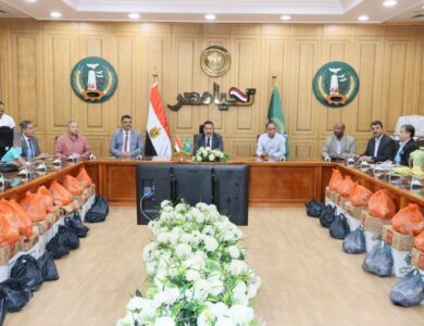 محافظ المنوفية يواصل لقاءاته الإنسانية: دعم مالي وعيني لـ 40 حالة مستحقة بقيمة 300 ألف جنيه