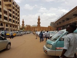 السودان:البشير يوجه دعوة لأصحاب الشركات والمحال التجارية بالسوق العربي