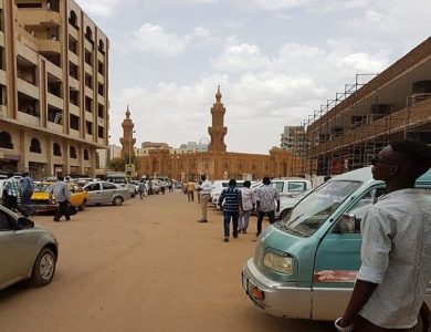 السودان:البشير يوجه دعوة لأصحاب الشركات والمحال التجارية بالسوق العربي