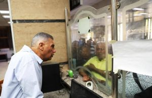 أسوان:المحافظ يطمئن على تقديم الخدمات للمعاملات المختلفة بالمركز التكنولوجى بمدينة أسوان .