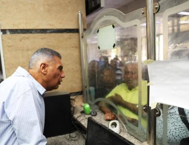 أسوان:المحافظ يطمئن على تقديم الخدمات للمعاملات المختلفة بالمركز التكنولوجى بمدينة أسوان .
