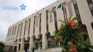 عملية جراحية نادرة تنهي معاناة فتاة يمنية من انحراف العمود الفقري بـ"نور مكة"