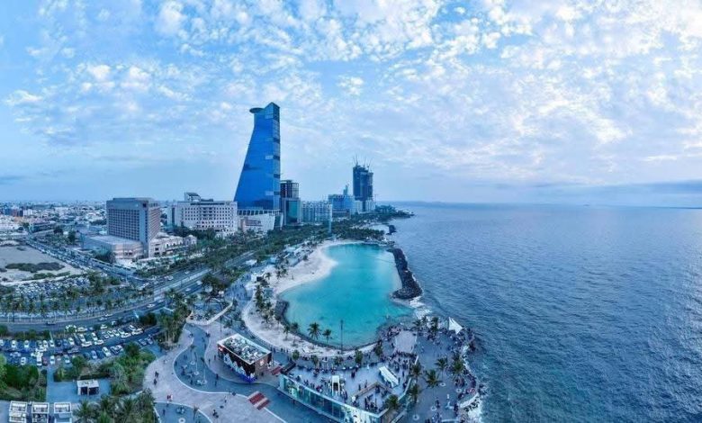 جدة تمدُّ واجهاتها وحدائقها.. لتُضيء صيف الزائرين