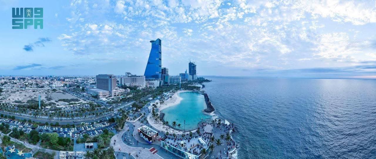 جدة تمدُّ واجهاتها وحدائقها.. لتُضيء صيف الزائرين