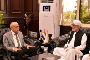 "محافظ الأقصر" يستقبل شيخ الطريقة الرضوانية ويشيد بدور الساحة في نشر الفكر المستنير..بالصور
