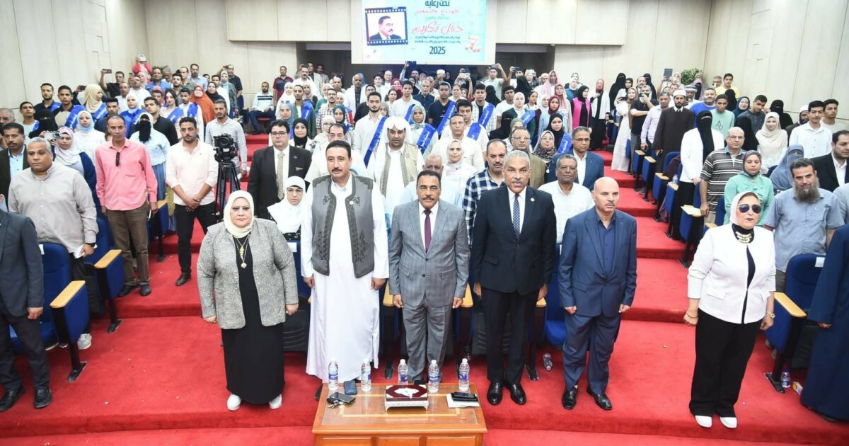 محافظ مطروح يكرم أوائل الشهادات الثانوية العامة والازهرية والدبلومات الفنية والتمريض والقدرات الخاصة.