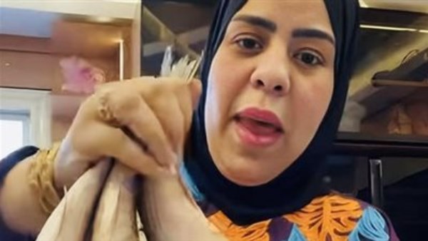 امرأة هزت عرش السوشيال ميديا بالفسيخ .. معركة البلوجر أم مكة مع المذيعة وعلاقة الخناقة ببنت مبارك !