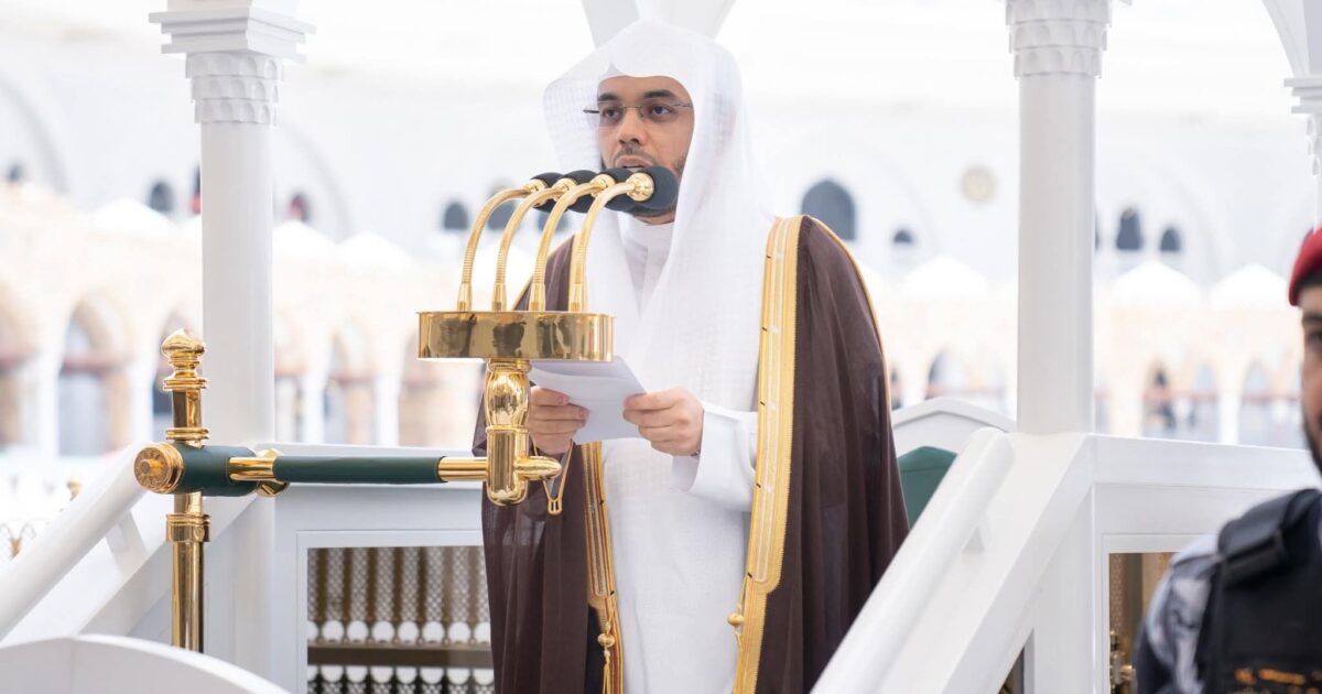 الشيخ الدكتور ياسر بن راشد الدوسري يؤم المصلين لصلاة الجمعه بالمسجد الحرام