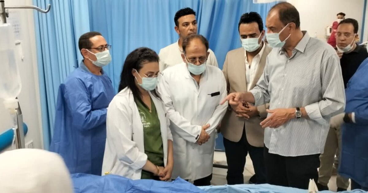 محافظ سوهاج يتفقد مصابي حريق مطعم الشبان ويوجه بتوفير الرعاية الطبية الكاملة