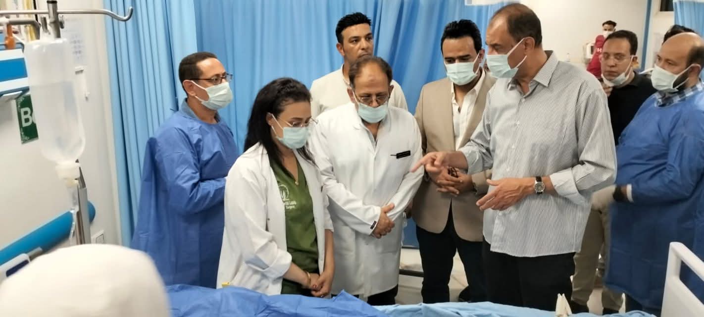 محافظ سوهاج يتفقد مصابي حريق مطعم الشبان ويوجه بتوفير الرعاية الطبية الكاملة