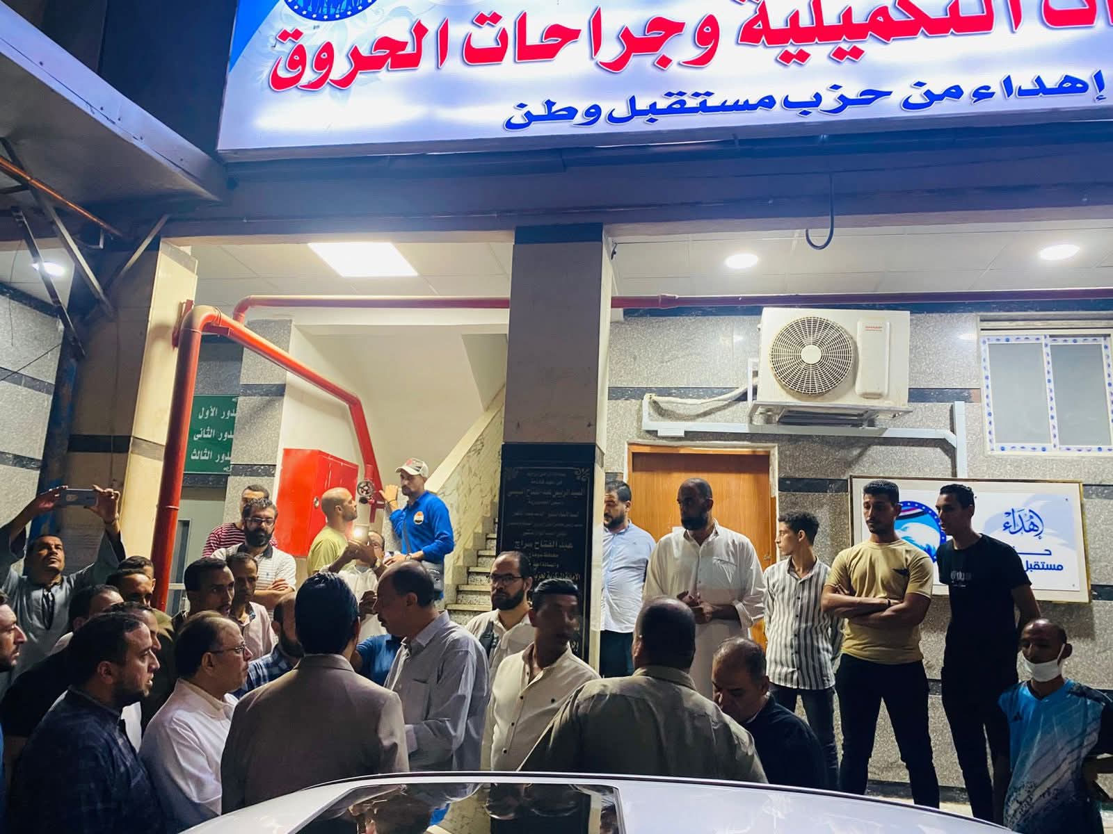 محافظ سوهاج يتفقد مصابي حريق مطعم الشبان ويوجه بتوفير الرعاية الطبية الكاملة