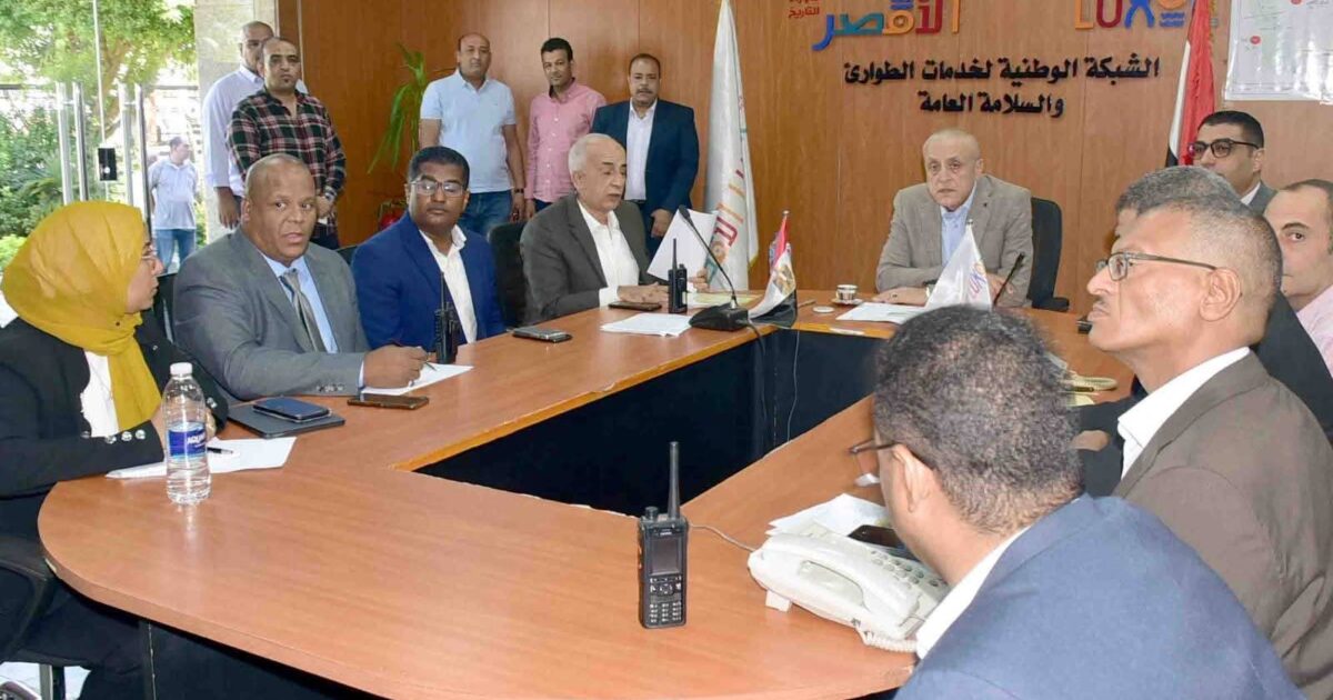 محافظ الأقصر يتفقد غرفة عمليات متابعة انتخابات مجلس الشيوخ 