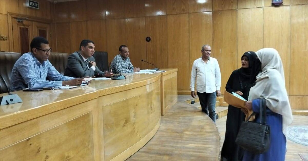 نائب محافظ الأقصر يبحث 43 طلباً وشكوى خلال لقاء اليوم المفتوح مع المواطنين