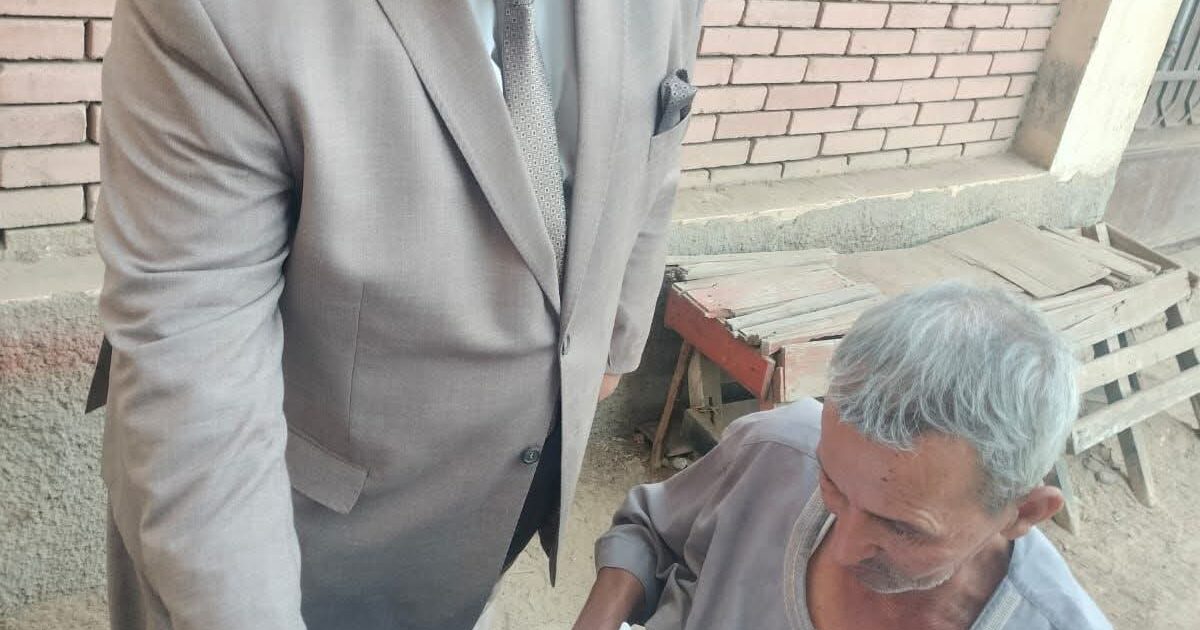 رئيس لجنة انتخابية يخرج لمساعدة مواطن ذوى احتياجات خاصة للأدلاء بصوته
