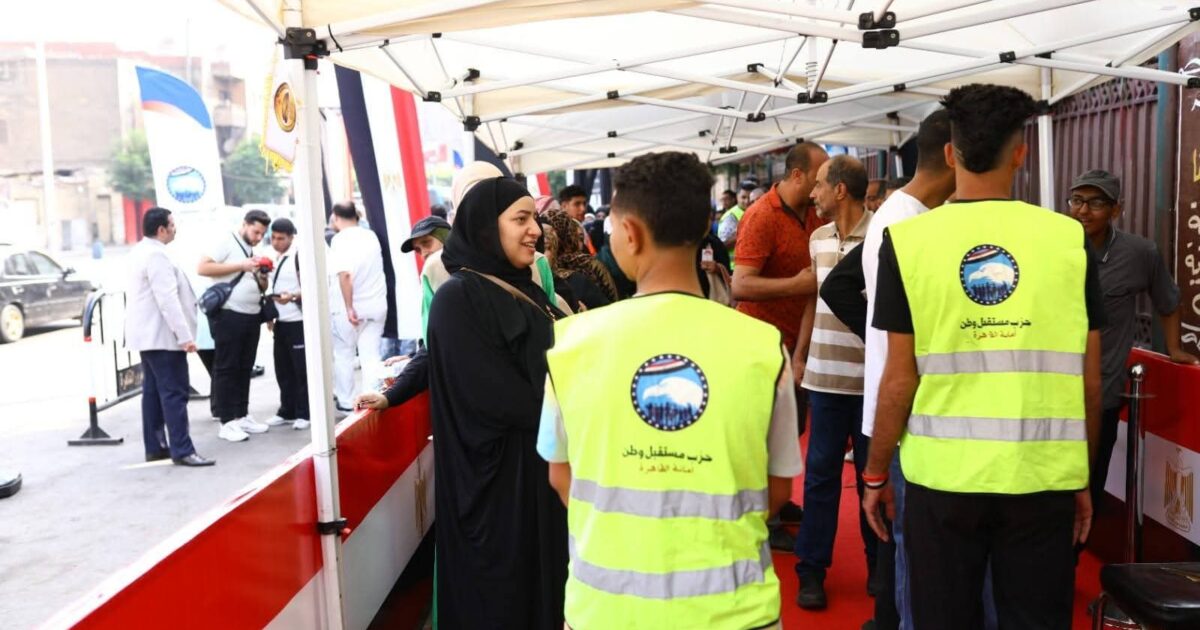 اقبال من المواطنين فى باب الشعرية على صناديق الانتخابات فى انتخابات الشيوخ