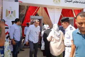 محافظ السويس اللواء طارق الشاذلى يتفقد سير انتخابات مجلس الشيوخ ٢٠٢٥.. ويشيد بانضباط العمل داخل اللجان  وتيسيرات التصويت لكبار السن وذوي الهم على مدار اليوم الاول