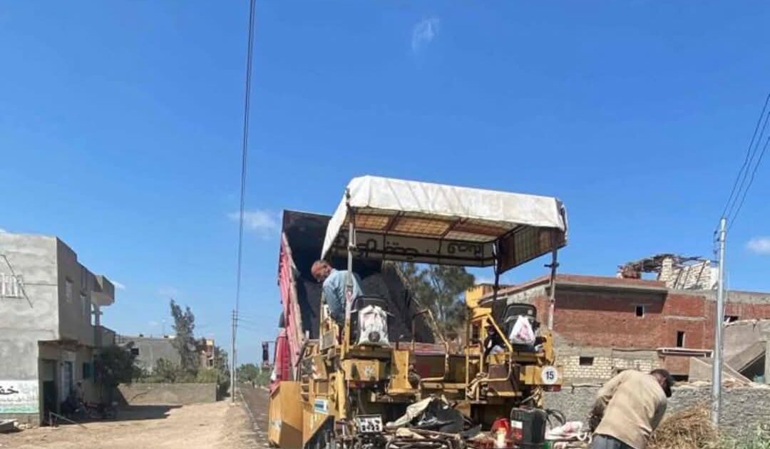 كفرالشيخ : المحافظ يتابع أعمال رصف طريق الفتح بقرية قمسيون بمطوبس.