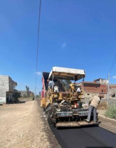 كفرالشيخ : المحافظ يتابع أعمال رصف طريق الفتح بقرية قمسيون بمطوبس.