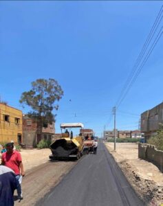 كفرالشيخ : المحافظ يتابع أعمال رصف طريق الفتح بقرية قمسيون بمطوبس.