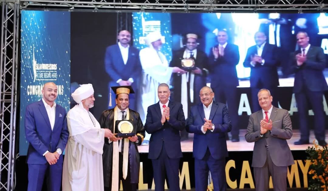أسوان: المحافظ يشهد حفل التخرج للدفعة العاشرة من طلاب الثانوية العامة بمدارس السلام 