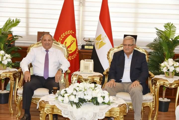 محافظ بورسعيد يناقش مع رئيس القابضة رفع كفاءة منظومة المياه والصرف