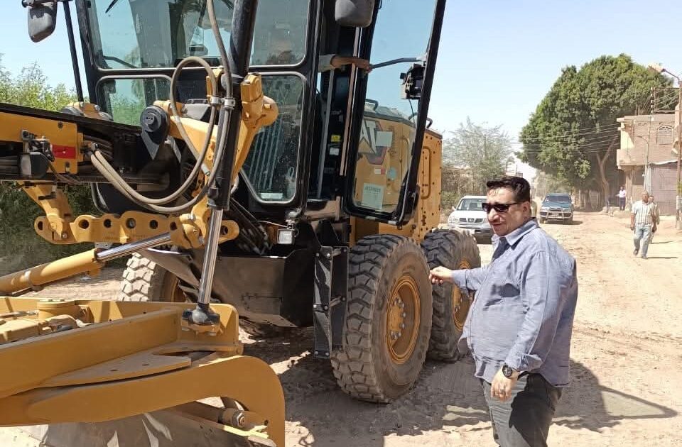 بقيادة الشطورى.. جهود مكثفة لتمهيد وتسوية الطرق بقرى طهطا لخدمة المواطنين