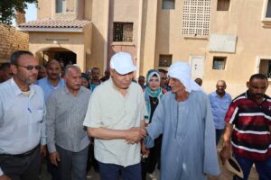 محافظ المنيا يستمع لمطالب المواطنين ويوجه بصرف مساعدات عاجلة  