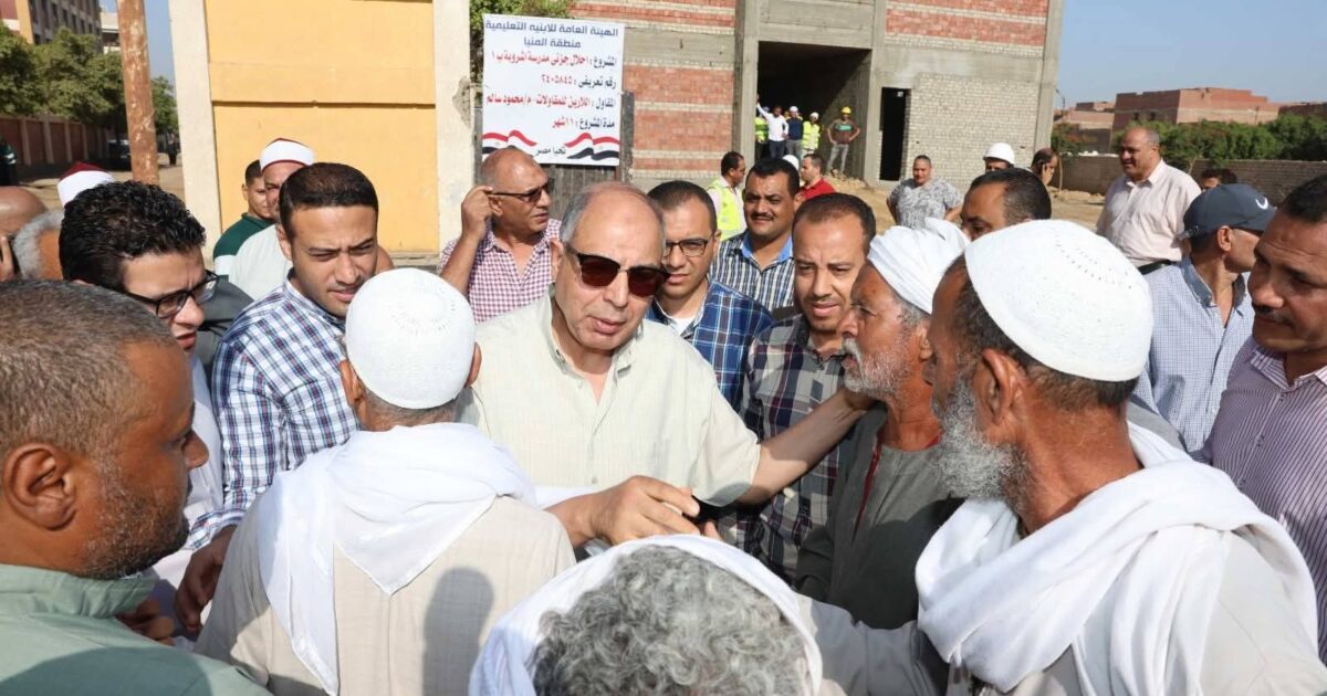 محافظ المنيا يستمع لمطالب المواطنين ويوجه بصرف مساعدات عاجلة  