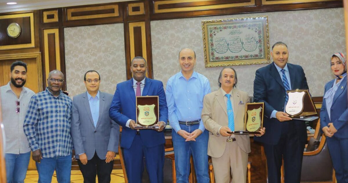 رئيس جامعة دمنهور يستقبل طلاب الدكتوراه الليبيين لتكريمهم 