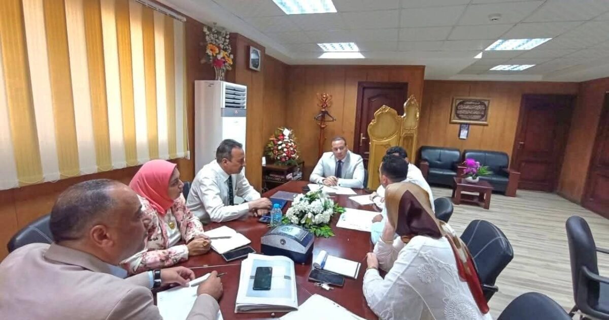 وكيل الوزارة يعقد اجتماعا عاجلاً لمناقشة أعمال التطوير بالمعمل المشترك بدمنهور 