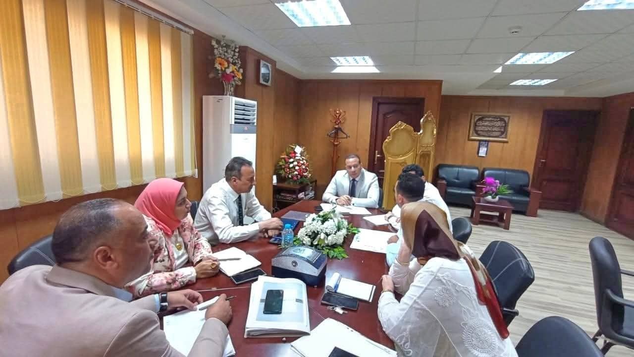 وكيل الوزارة يعقد اجتماعا عاجلاً لمناقشة أعمال التطوير بالمعمل المشترك بدمنهور