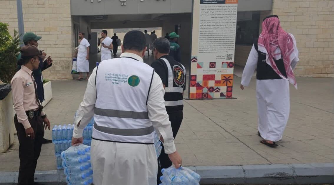 بيئة الطائف تنفذ مبادرة لتوزيع المياه في ميقات قرن المنازل مع جمعية سمو للسقيا