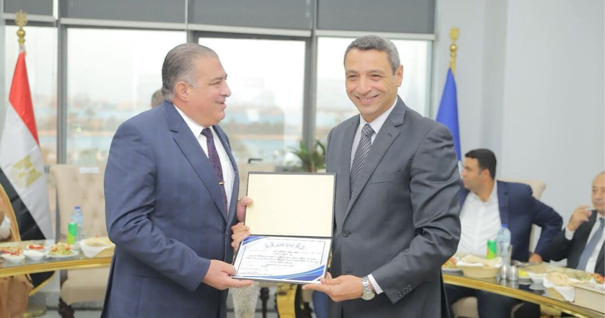 محافظة السويس تكرم اللواء أحمد الإسكندراني السكرتير العام السابق 