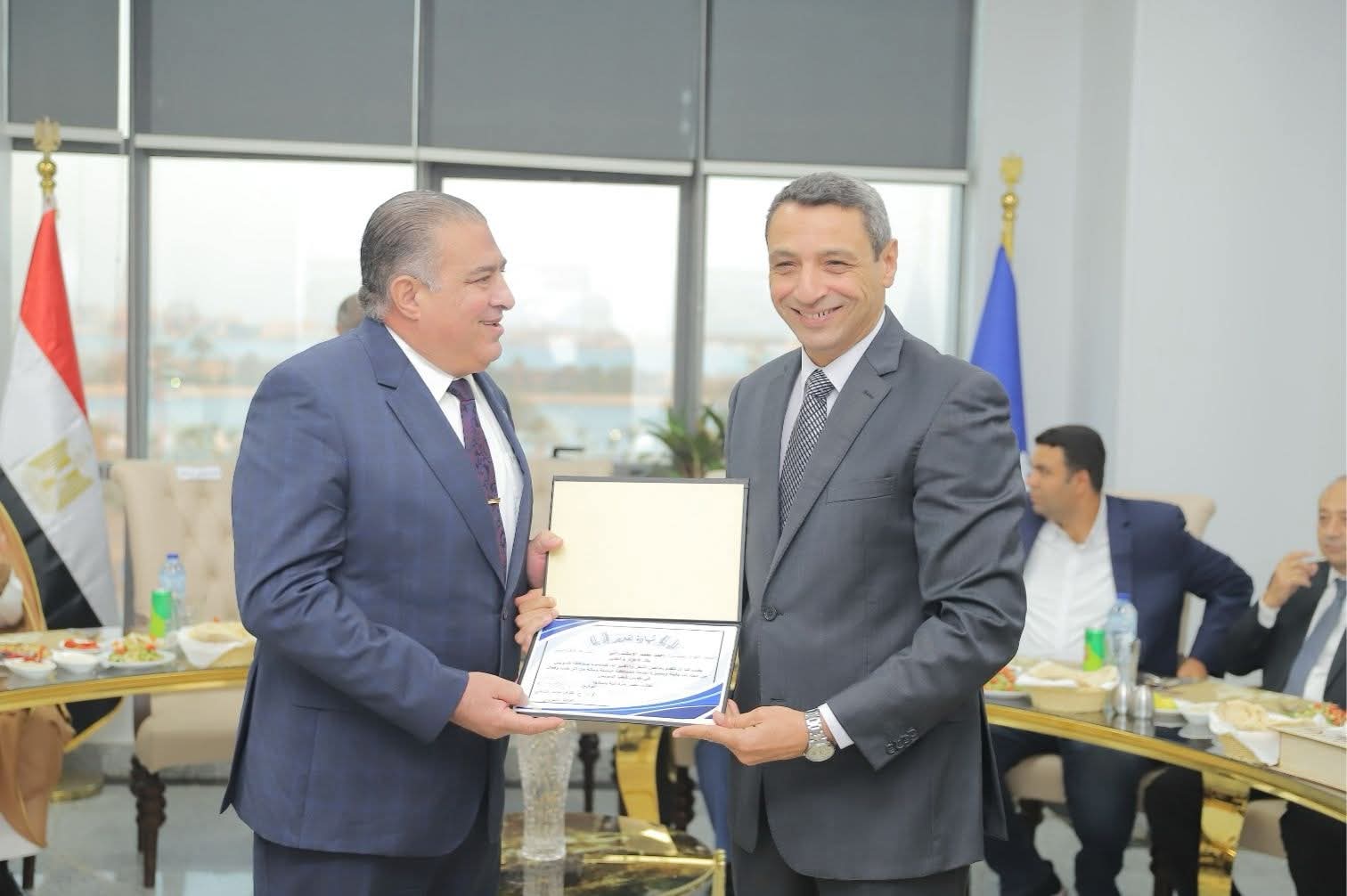 محافظة السويس تكرم اللواء أحمد الإسكندراني السكرتير العام السابق 