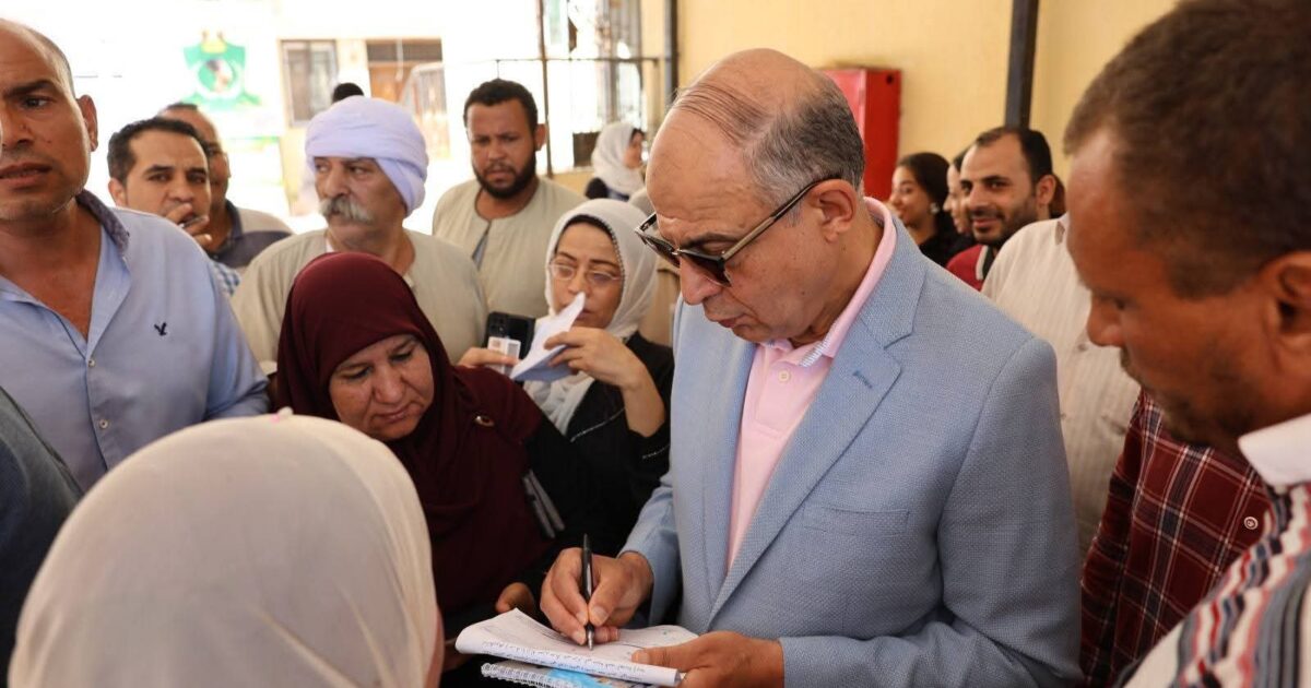 خلال جولته الميدانية بمركز سمالوط محافظ المنيا يستمع لمطالب المواطنين