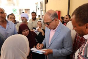 خلال جولته الميدانية بمركز سمالوط محافظ المنيا يستمع لمطالب المواطنين