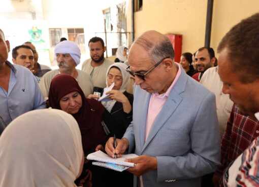 خلال جولته الميدانية بمركز سمالوط محافظ المنيا يستمع لمطالب المواطنين خلال جولته الميدانية بمركز سمالوط محافظ المنيا يستمع لمطالب المواطنين