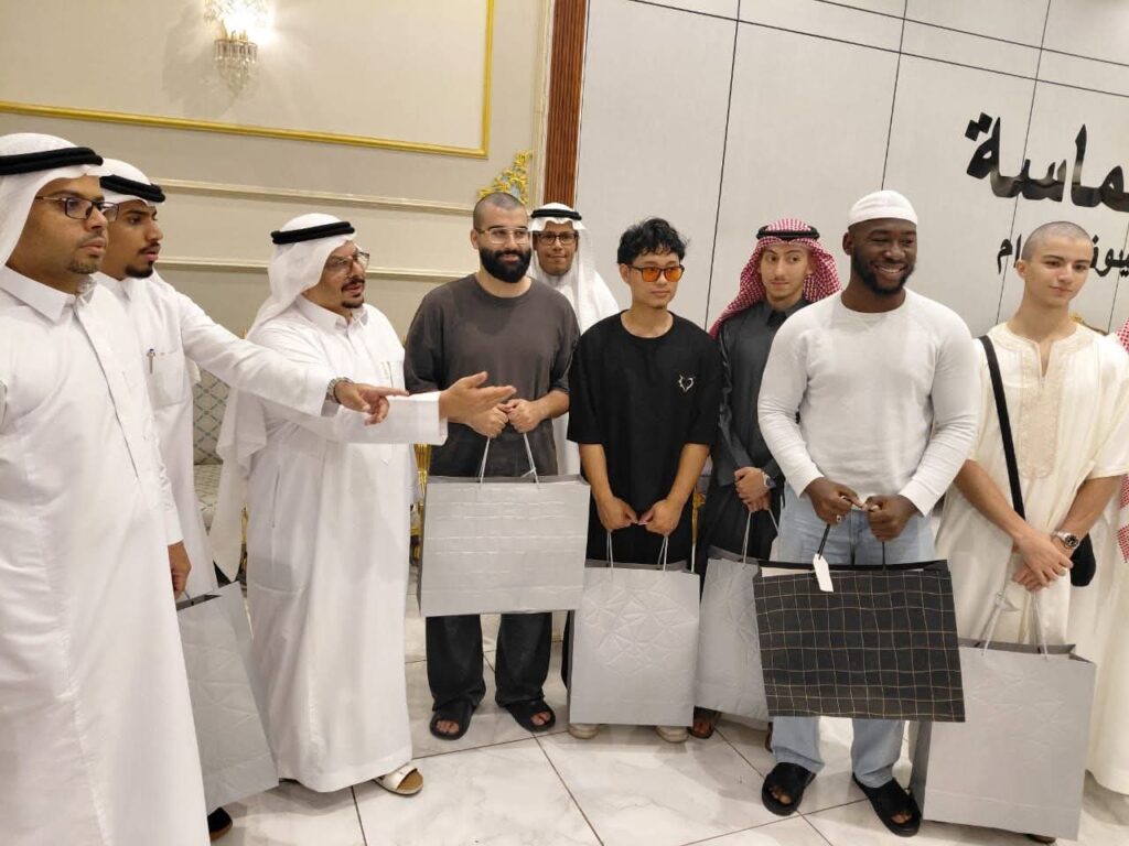 أمسية لشرح فضائل الدين الإسلامي الحنيف بحضور القساوسة المهتدين الجدد للإسلام