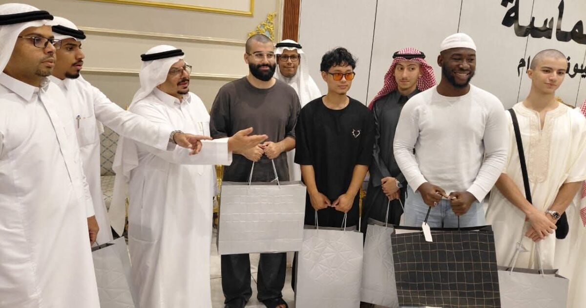 أمسية لشرح فضائل الدين الإسلامي الحنيف بحضور القساوسة المهتدين الجدد للإسلام